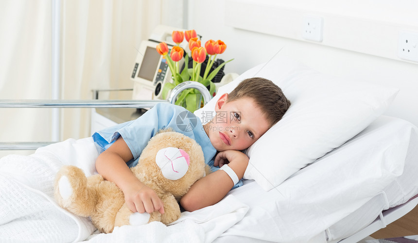 男孩在医院里躺在泰迪熊身上图片