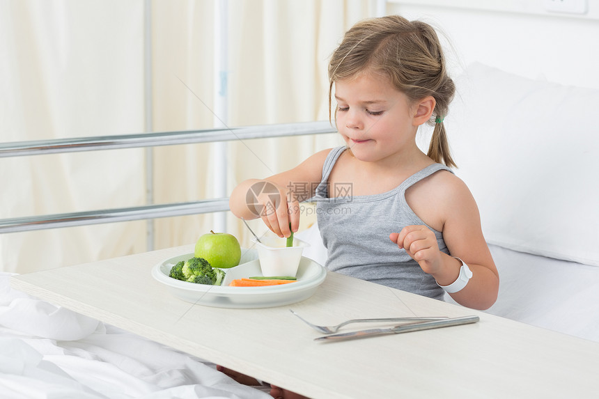 在医院有健康食物的女童图片