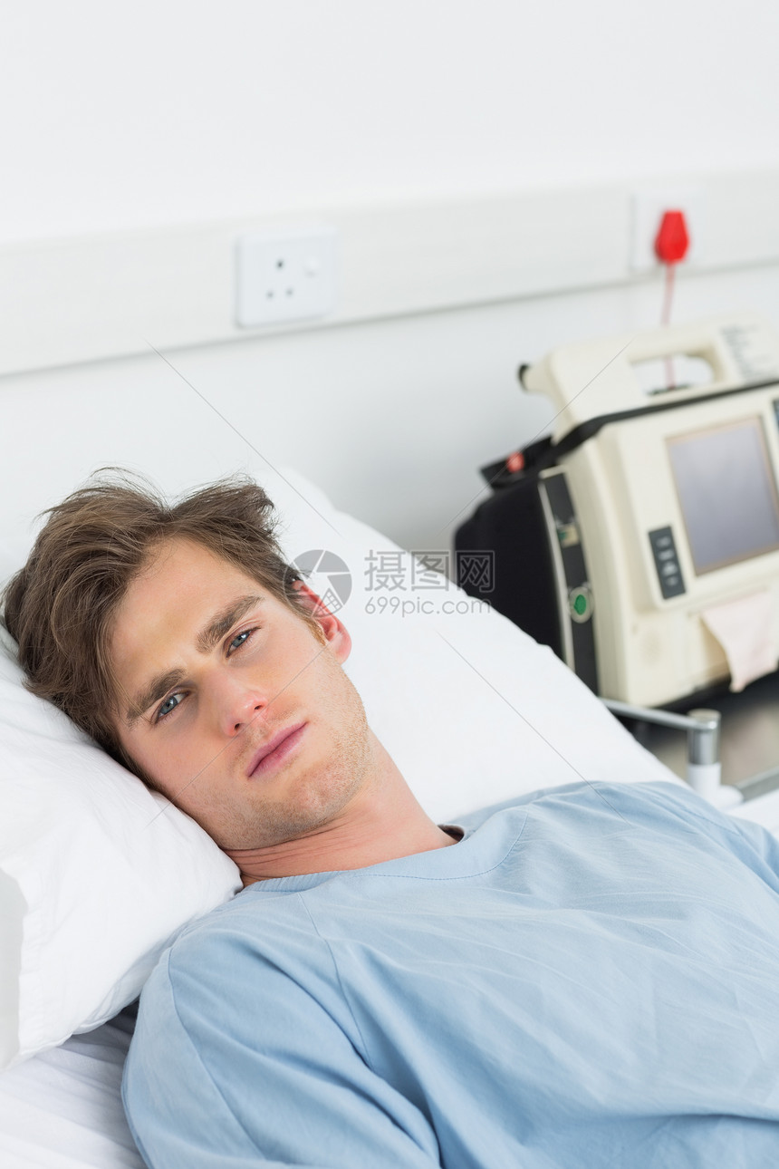 躺在医院病床上的病人图片