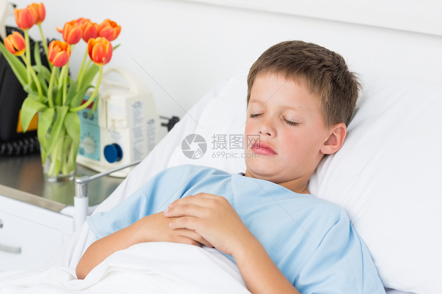 睡在医院病床上的生病男孩图片