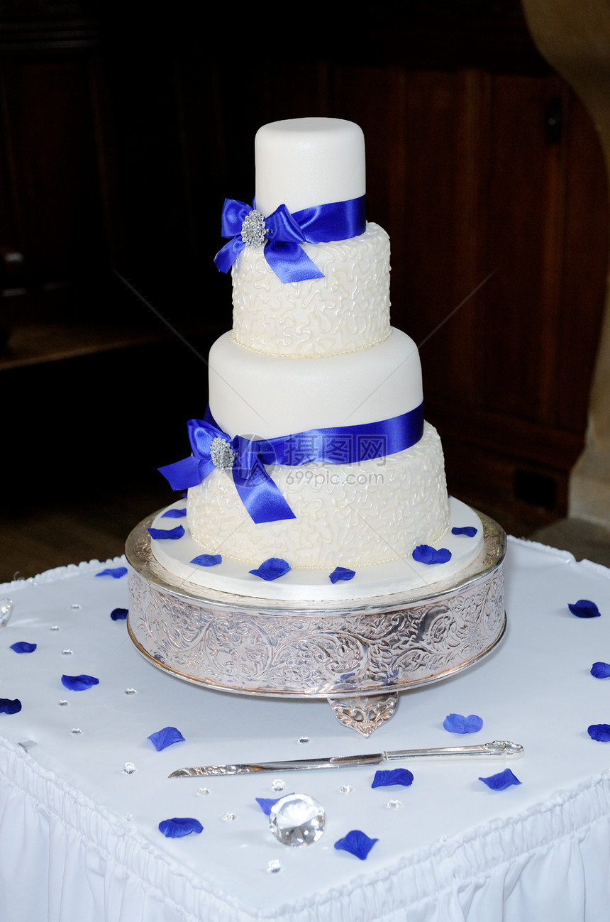 蓝色结婚蛋糕奢华食物派对白色面包传统丝带花瓣甜点接待图片