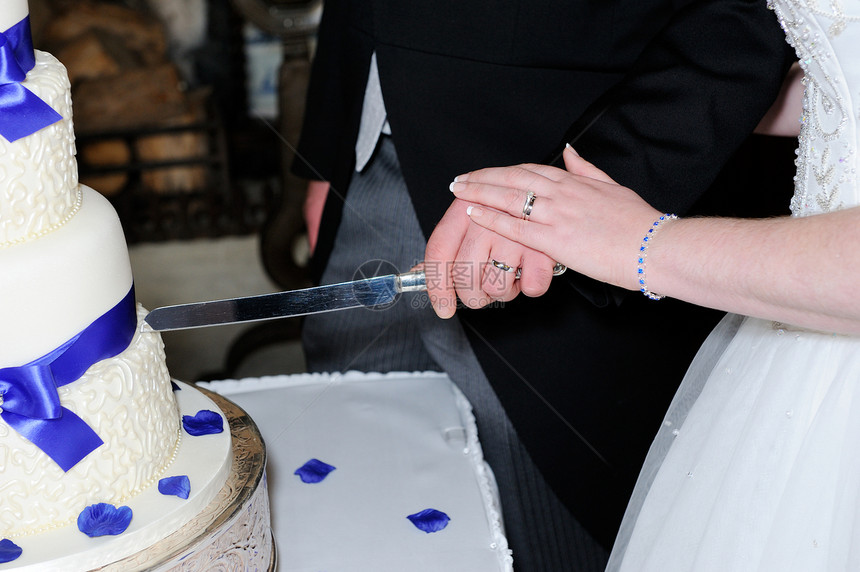 新娘和新郎蛋糕接待白色金子钻石花瓣蓝色婚姻夫妻传统戒指图片