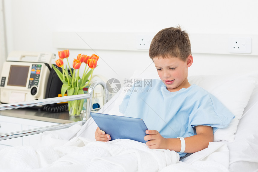 在医院使用数字片子的男孩图片