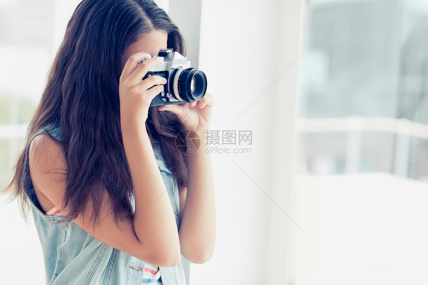 时尚的年轻摄影师拍照图片