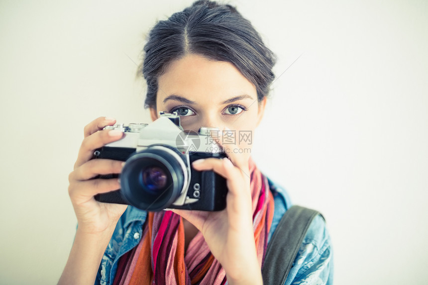迷人的黑发美女拍照棕色爱好围巾摄影相机长发时间照片混血衬衫图片