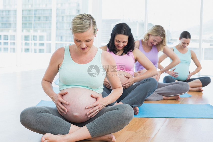 孕妇坐在触碰她们屁股的垫子上图片