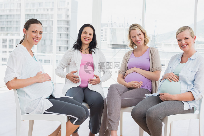 参加产前班的有微笑的怀孕妇女合在一起图片