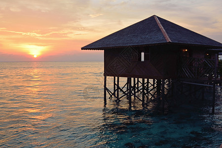 卡帕莱岛马来西亚度假村的Stilt房屋马布绿色潜水高跷晴天房子天空蓝色财产假期背景