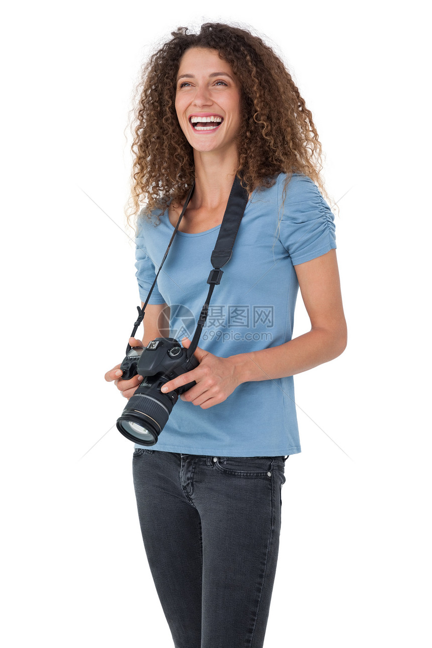 一位快乐的女性摄影师的肖像蓝色笑声爱好摄影卷发闲暇技术女士头发幸福图片