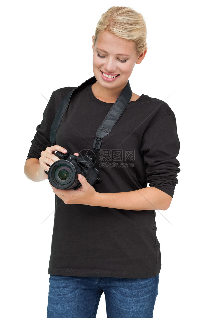 一位美丽的女摄影师的肖像快乐金发技术浅色相机爱好金发女郎女性女士单反图片