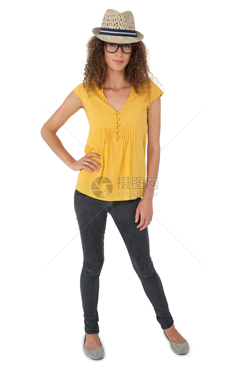 一个微笑的年轻女人的肖像女士姿势黄色女性帽子眼镜图片