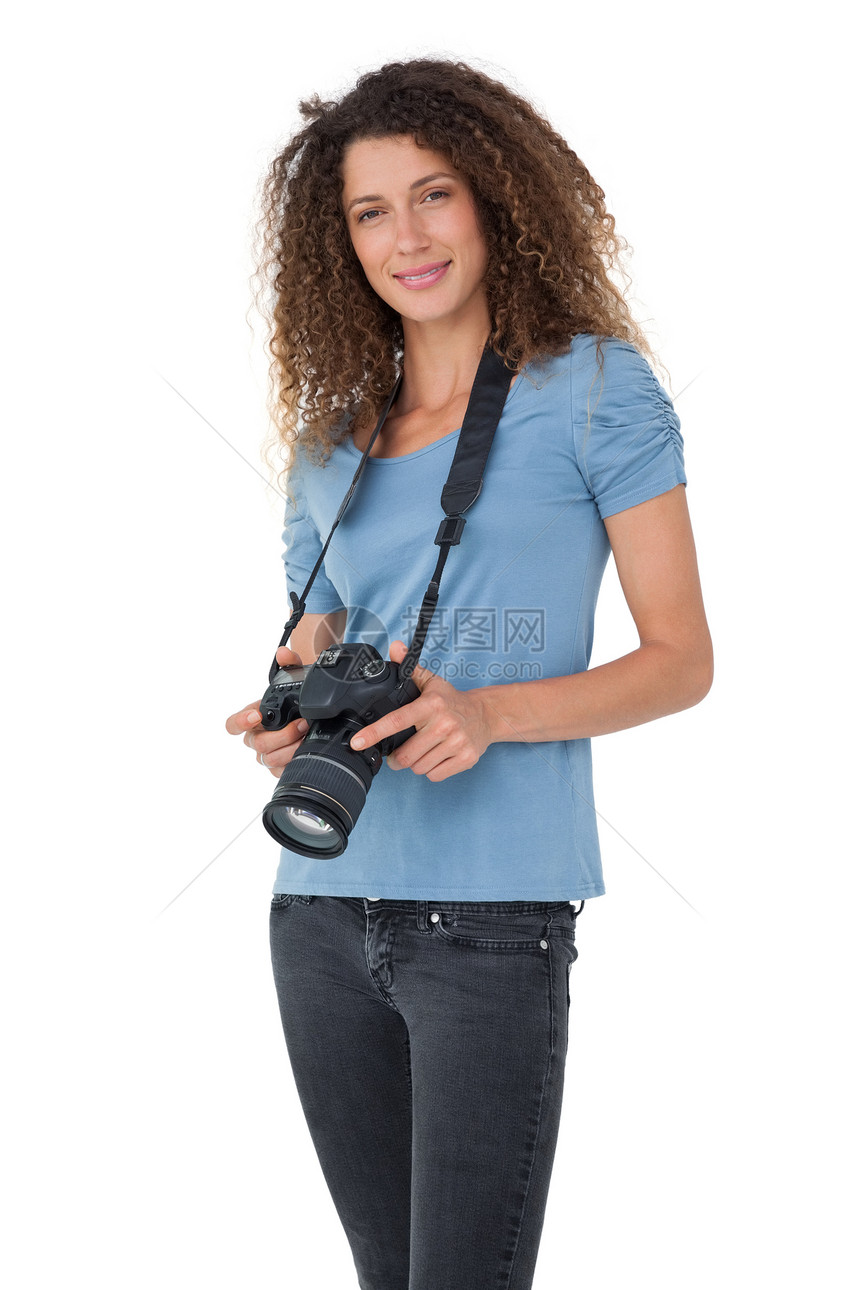 一位美丽的女摄影师的肖像女性单反幸福微笑棕色爱好蓝色技术头发卷发图片