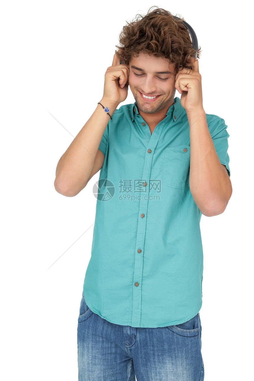 年轻人享受音乐的肖像爱好闲暇幸福男性衬衫青年男人棕色绿色听力图片