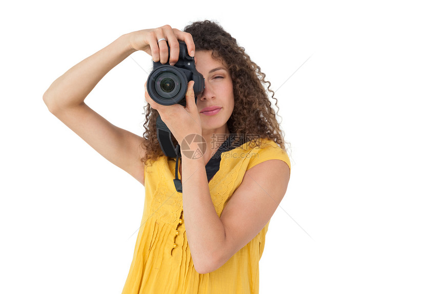 一名女摄影师的肖像技术相机女士卷发黄色爱好闲暇棕色女性微笑图片
