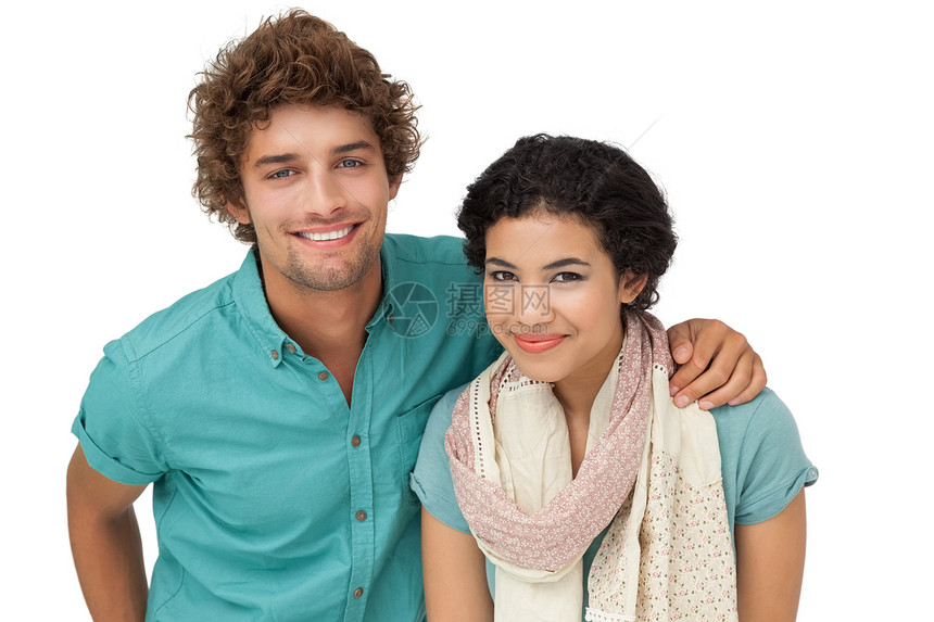笑笑的年轻情侣的肖像女性夫妻衬衫微笑男人男性混血女士绿色图片