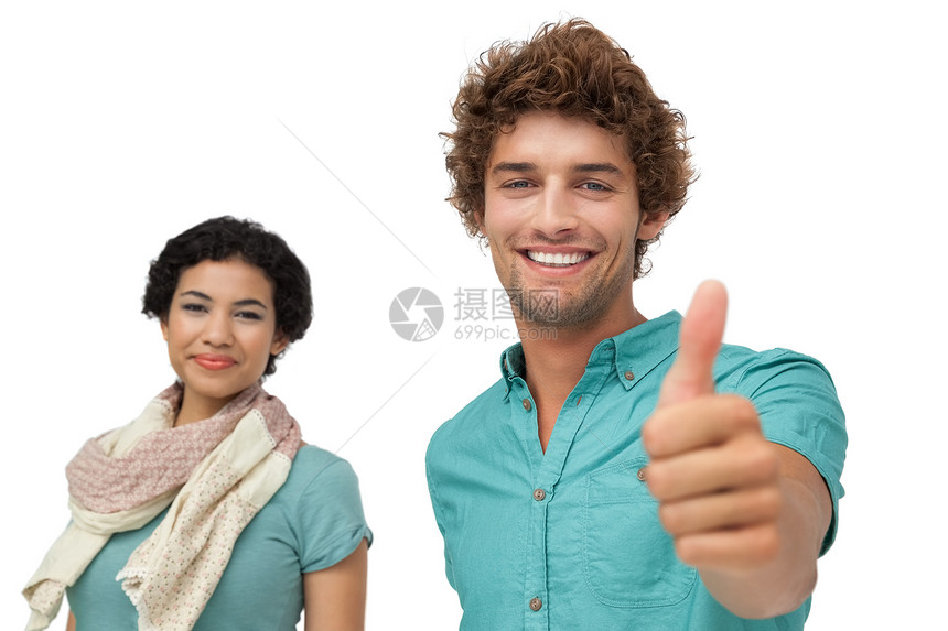 笑笑的年轻情侣的肖像女性夫妻男人绿色男性女士混血衬衫微笑手势图片