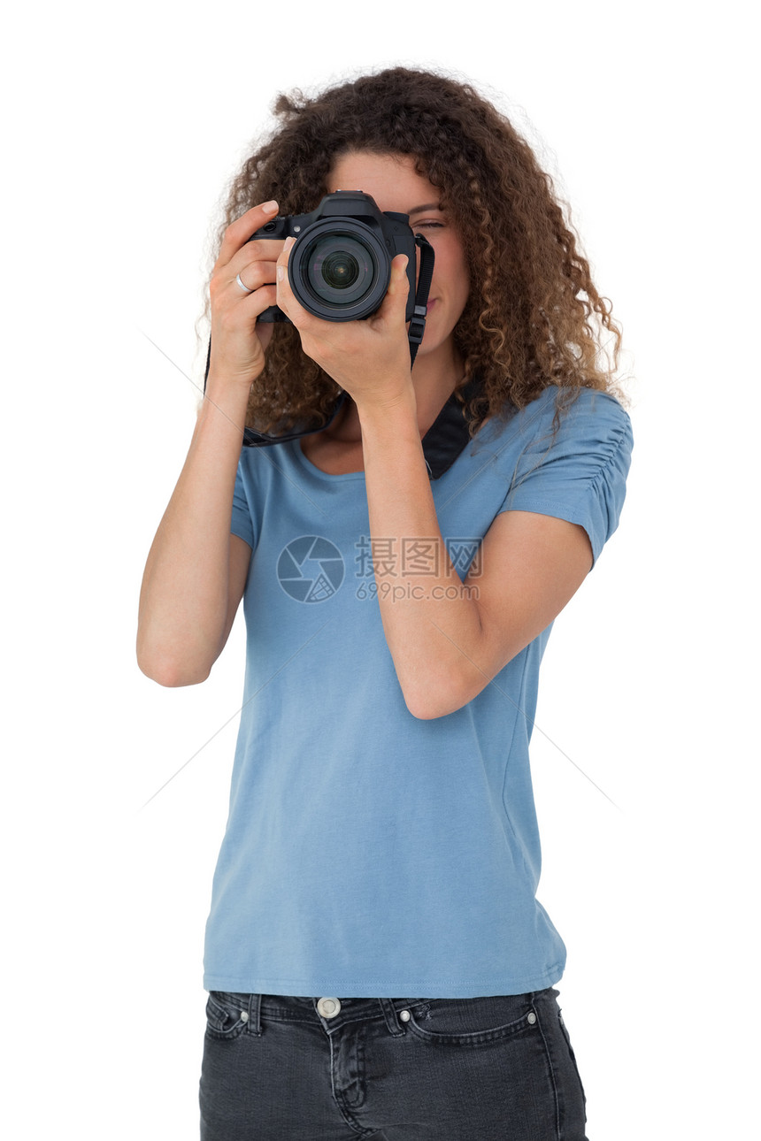 一名女摄影师的肖像女士相机棕色闲暇头发微笑爱好技术单反女性图片
