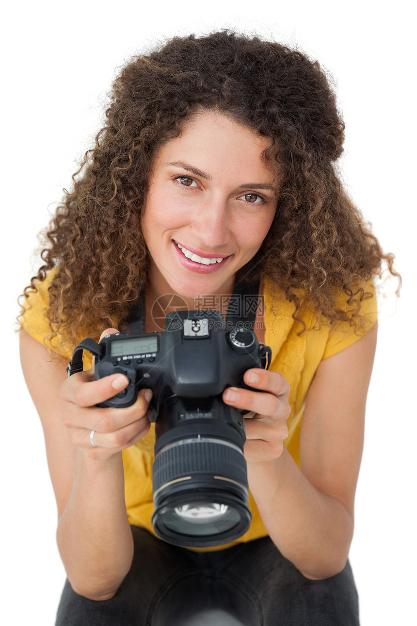 一名女摄影师的肖像女士卷发头发单反摄影爱好闲暇棕色技术相机图片