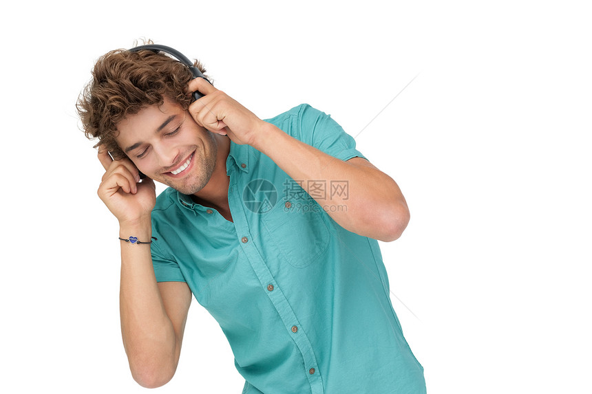 年轻人享受音乐的肖像爱好乐趣青年耳机喜悦眼睛衬衫男性头发幸福图片