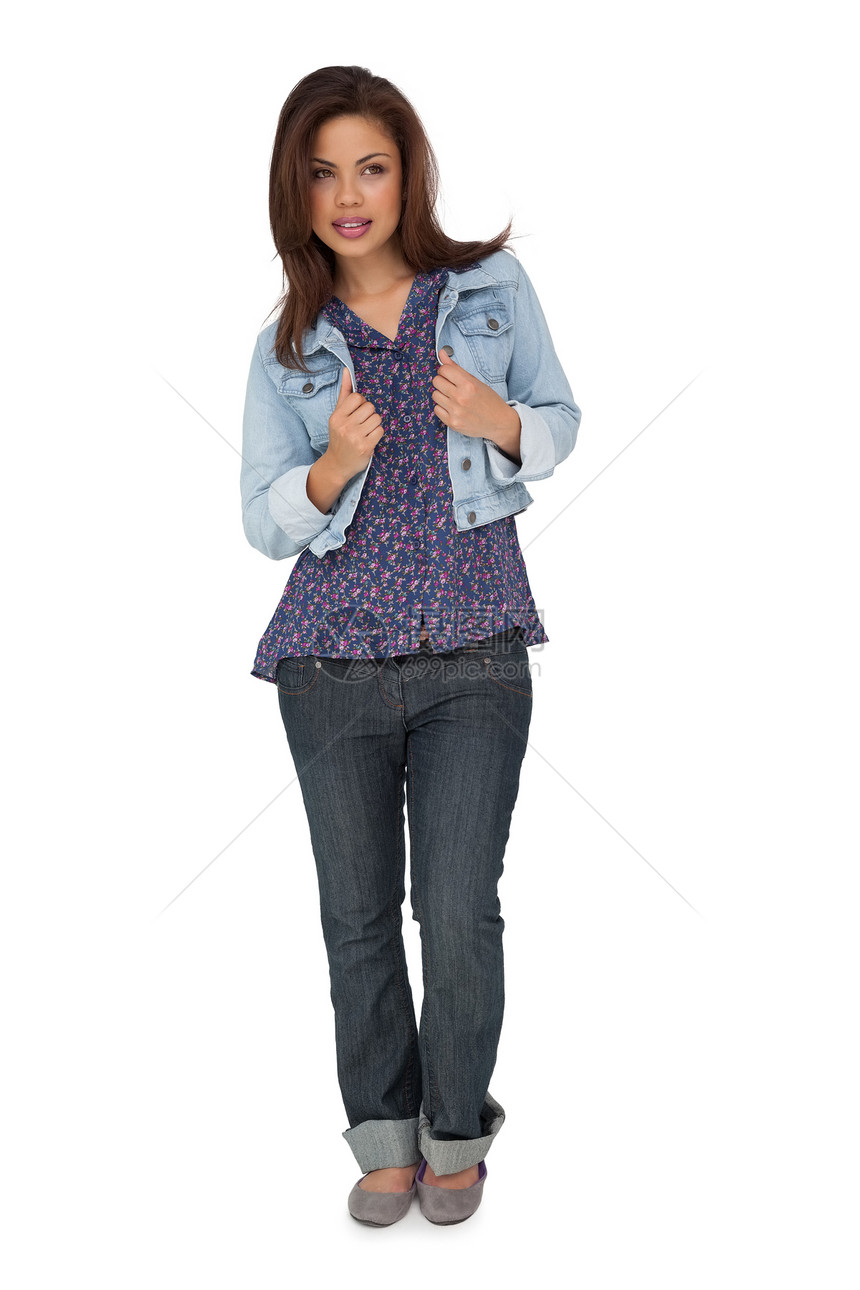 一名年轻妇女的完整肖像女性头发牛仔裤姿势混血女士微笑棕色牛仔布夹克图片