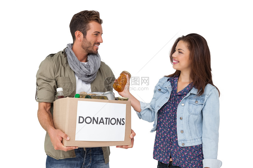 带着捐赠箱微笑的年轻夫妇机构志愿者道德女士社会服务社区男性男人服务捐款箱图片