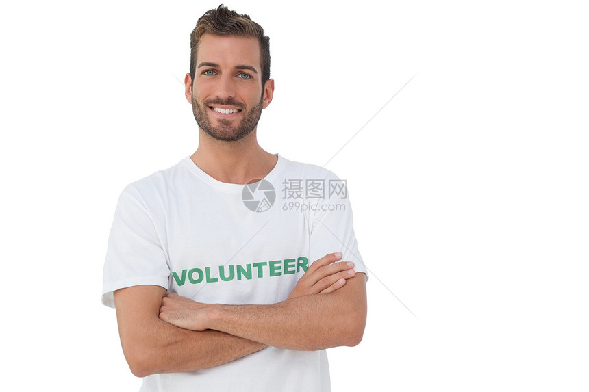 一个快乐的男性志愿者 双手交叉的肖像图片