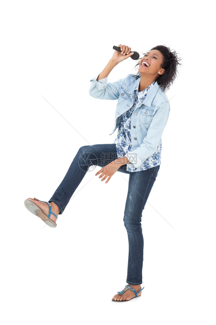 一个女人一整排的歌唱在麦克风中爱好牛仔裤女性牛仔布女士乐趣唱歌衬衫微笑便服图片