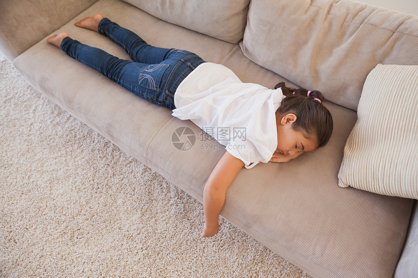 一个睡在沙发上的年轻女孩的高角度视角图片