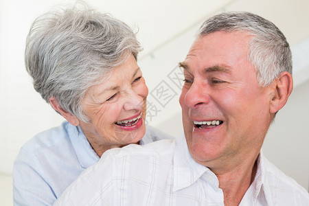 已经退休的情侣互相微笑和拥抱背景图片