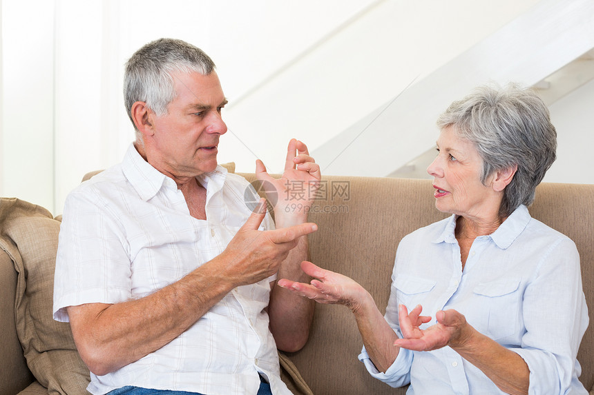 坐在沙发上争吵的年长夫妇问题斗争老年住所手势岁月流金房子愤怒公寓图片