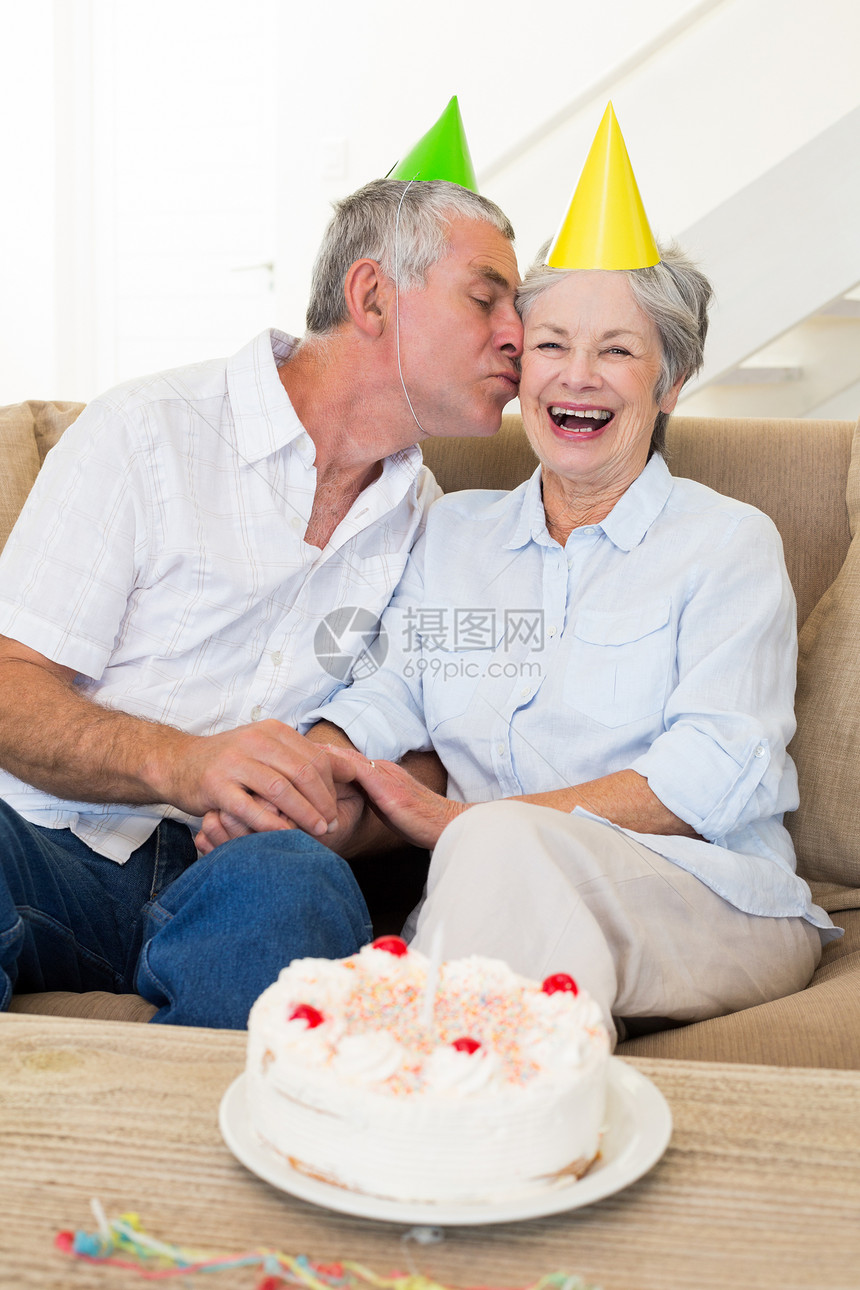 坐在沙发上庆祝生日的年长夫妇女性男人老年感情住所闲暇公寓女士派对流金图片