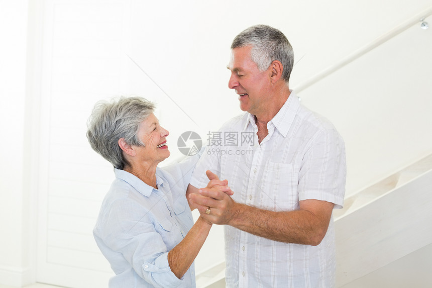 快乐的老年情侣一起跳舞图片