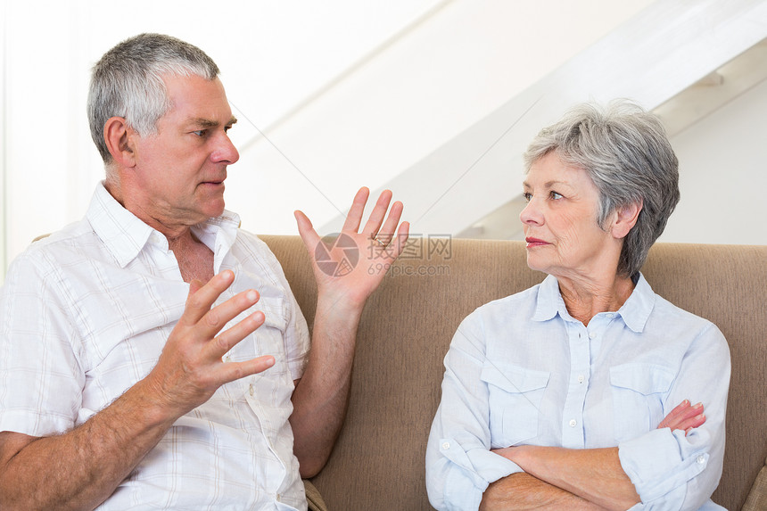 坐在沙发上争吵的年长夫妇闲暇房子手势关系成人斗争愤怒公寓岁月退休图片
