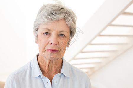 退休女人在镜头前摇晃背景图片