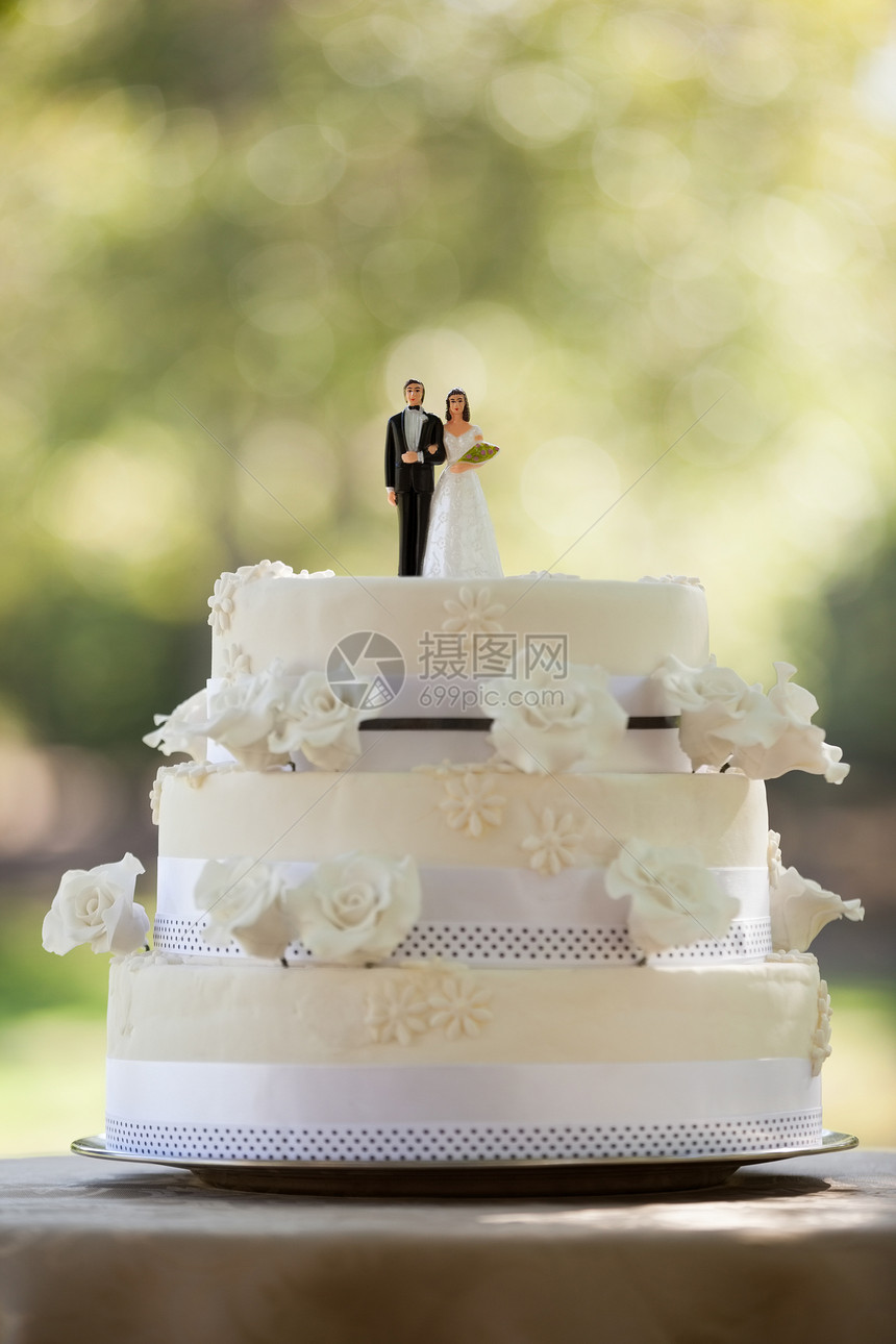 婚礼蛋糕上的一对雕像夫妇联盟庆典婚姻团结已婚新郎塑像新人妻子新娘图片