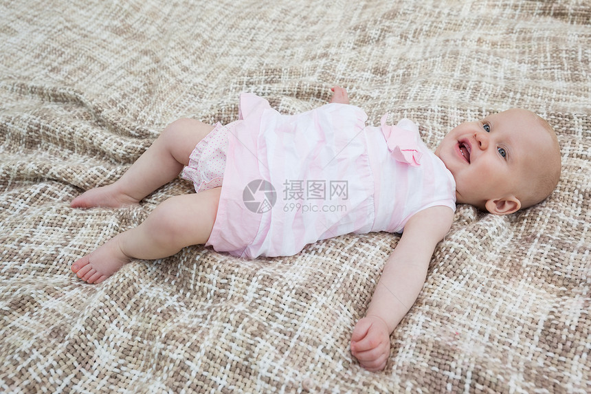 躺在毯子上可爱的婴儿服装童年苏醒粉色女性女孩闲暇婴儿期说谎女婴图片