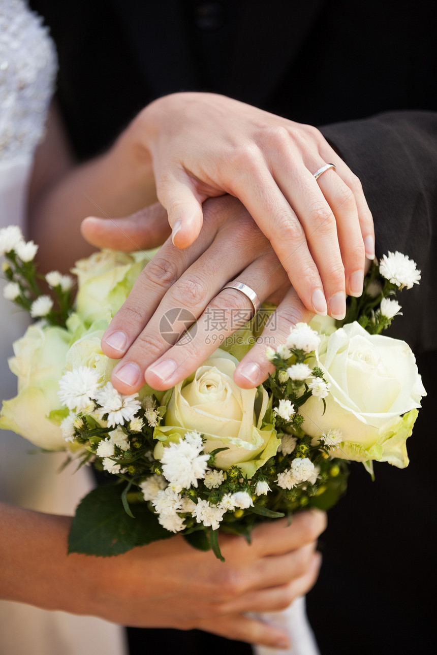 带结婚戒指和花束的新婚夫妇男人女士男性女性联盟手指丈夫新郎庆典团结图片