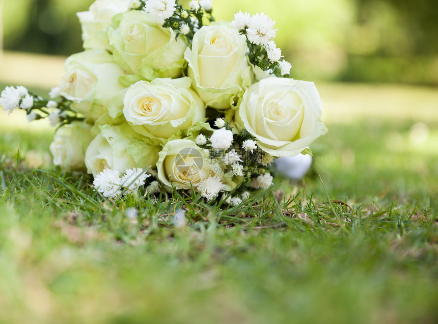 公园草地上的新娘花束图片