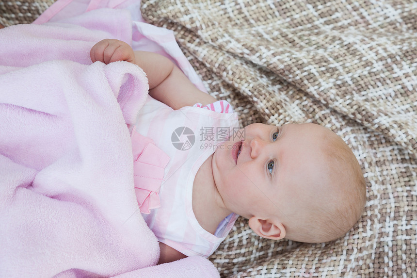 躺在毯子上可爱的婴儿童年粉色女性闲暇服装女孩女婴婴儿期说谎苏醒图片