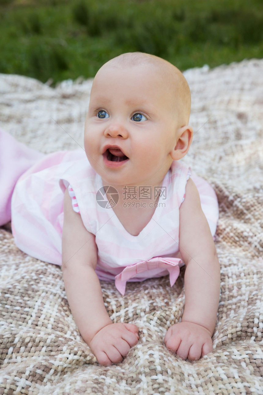 躺在毯子上可爱的婴儿服装童年女性说谎女孩苏醒婴儿期女婴闲暇粉色图片