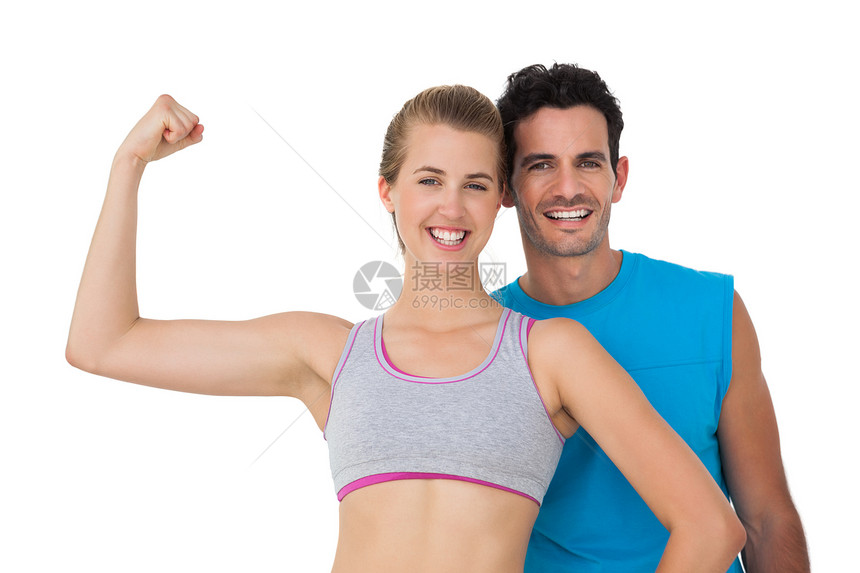 一对快乐运动的年轻夫妇的肖像娱乐夫妻拳头护理男性女性闲暇运动员运动服女人味图片