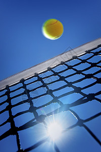 过网网球黄色活动蓝色飞行天空运动背景图片