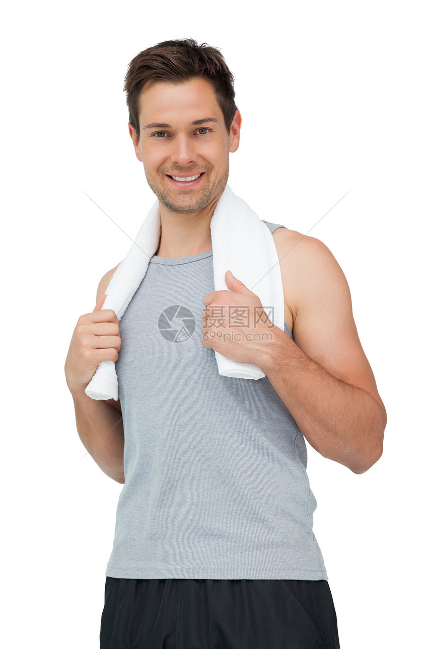 一个带着毛巾 微笑的年轻帅哥的肖像肌肉短裤身体调子背心运动闲暇护理男性运动员图片