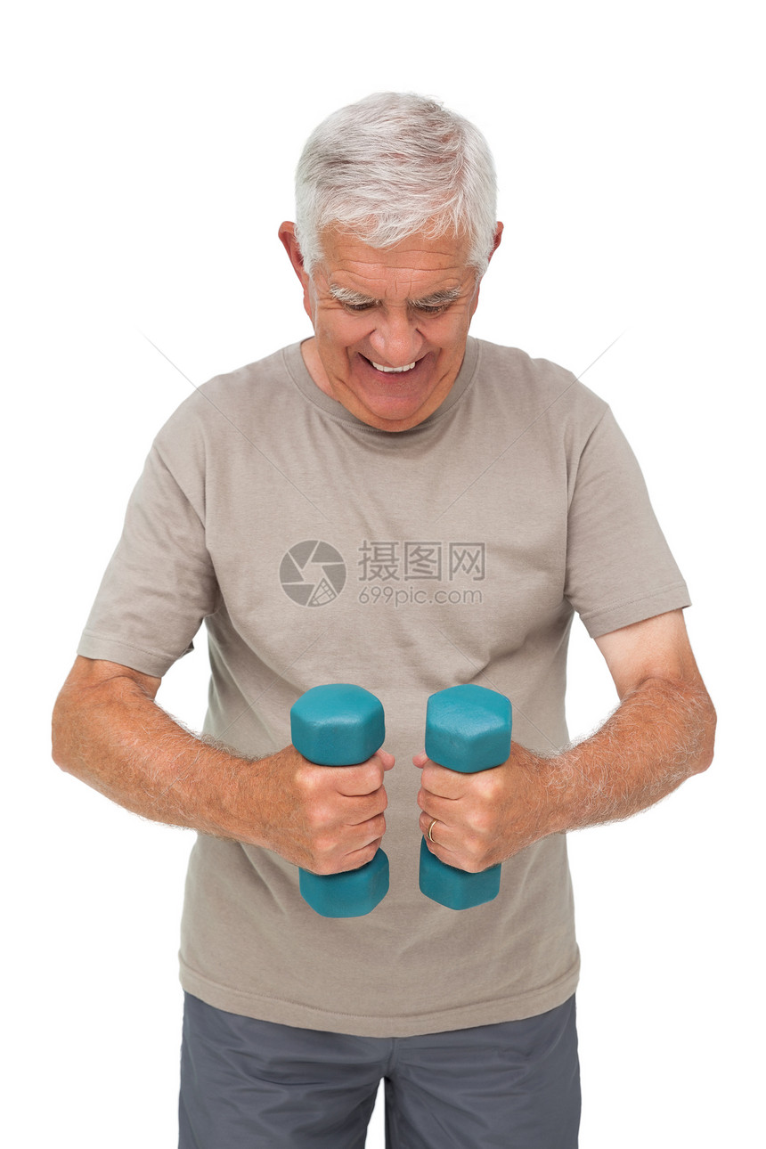 一个快乐的老人用哑铃练习的肖像运动头发人员举重男人护理重量身体老年力量图片