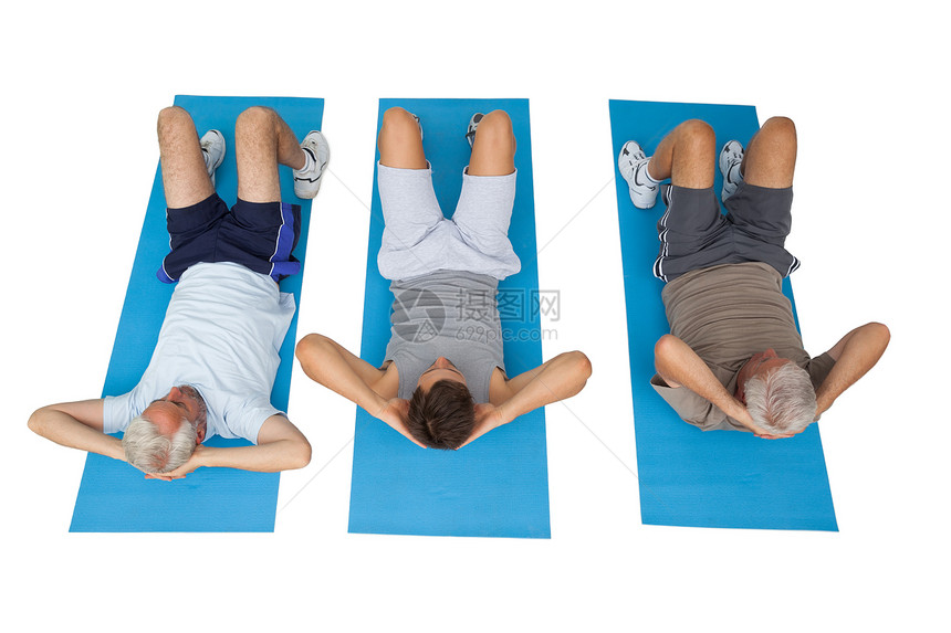 整个三个身长的三个男人做腹部扭伤手术运动服老年核心练习拉伸成人护理运动闲暇仰卧起坐图片