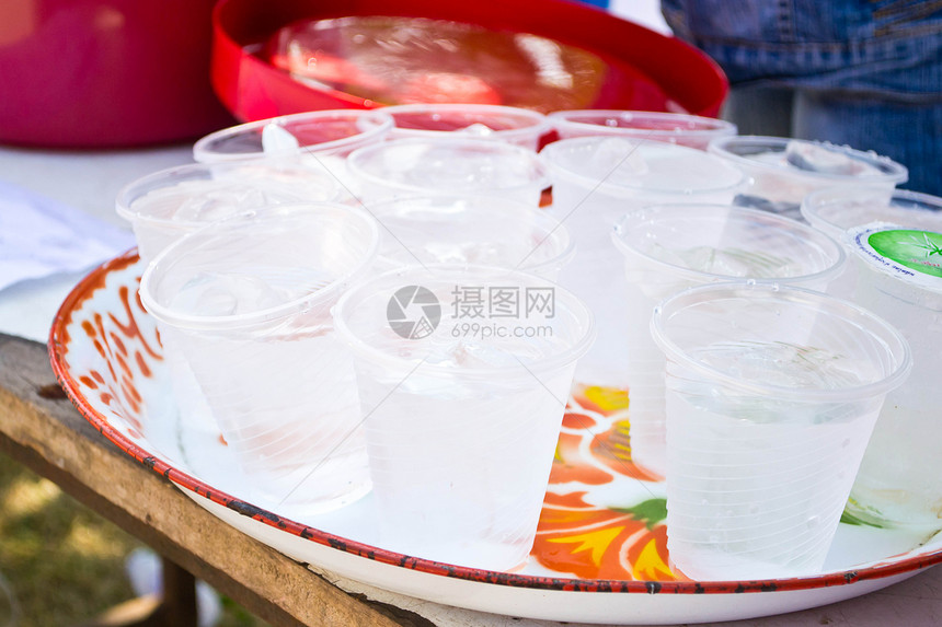 塑料杯中的软饮料茶点可乐生活餐厅流动饮食口渴充气塑料工作室图片