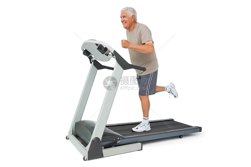 一个年长的老人在跑步机上奔跑图片