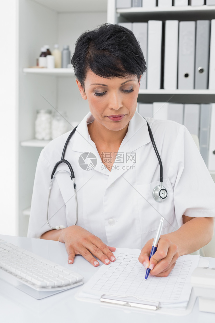 集中女性医生在剪贴板上写作卫生制服职场护士专注女士服务专家技术医疗保健图片