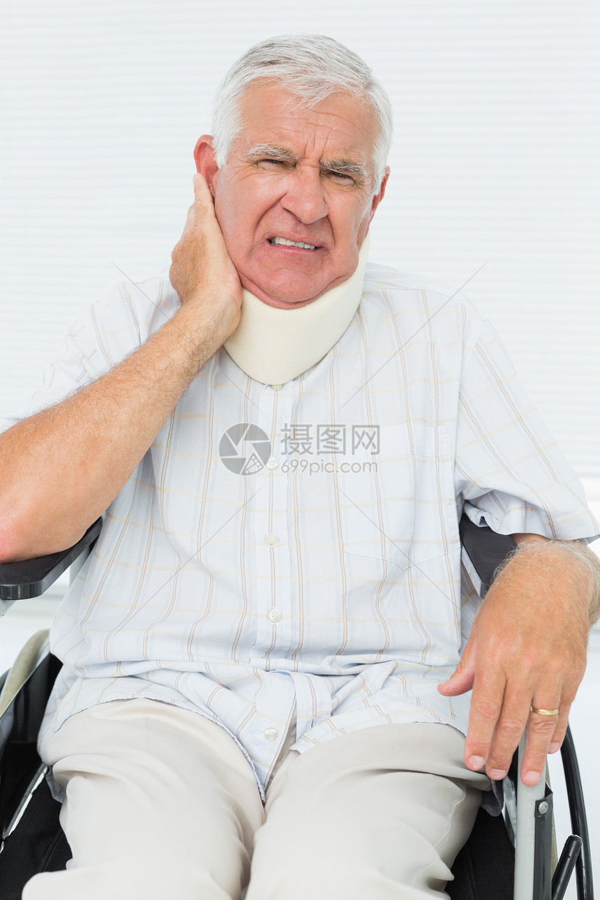 戴子宫颈颈领的坐在轮椅上的高级男子医院头发身体医务室机动性扭伤退休治疗截瘫卫生图片