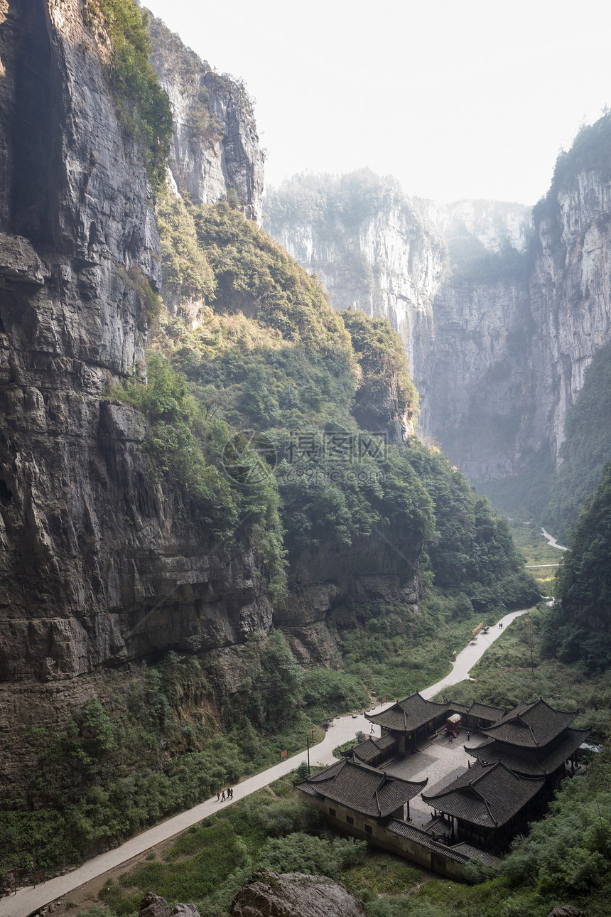 中国武隆国家公园石笋芙蓉岩石国家遗产桥梁灯光旅行石头山腰图片